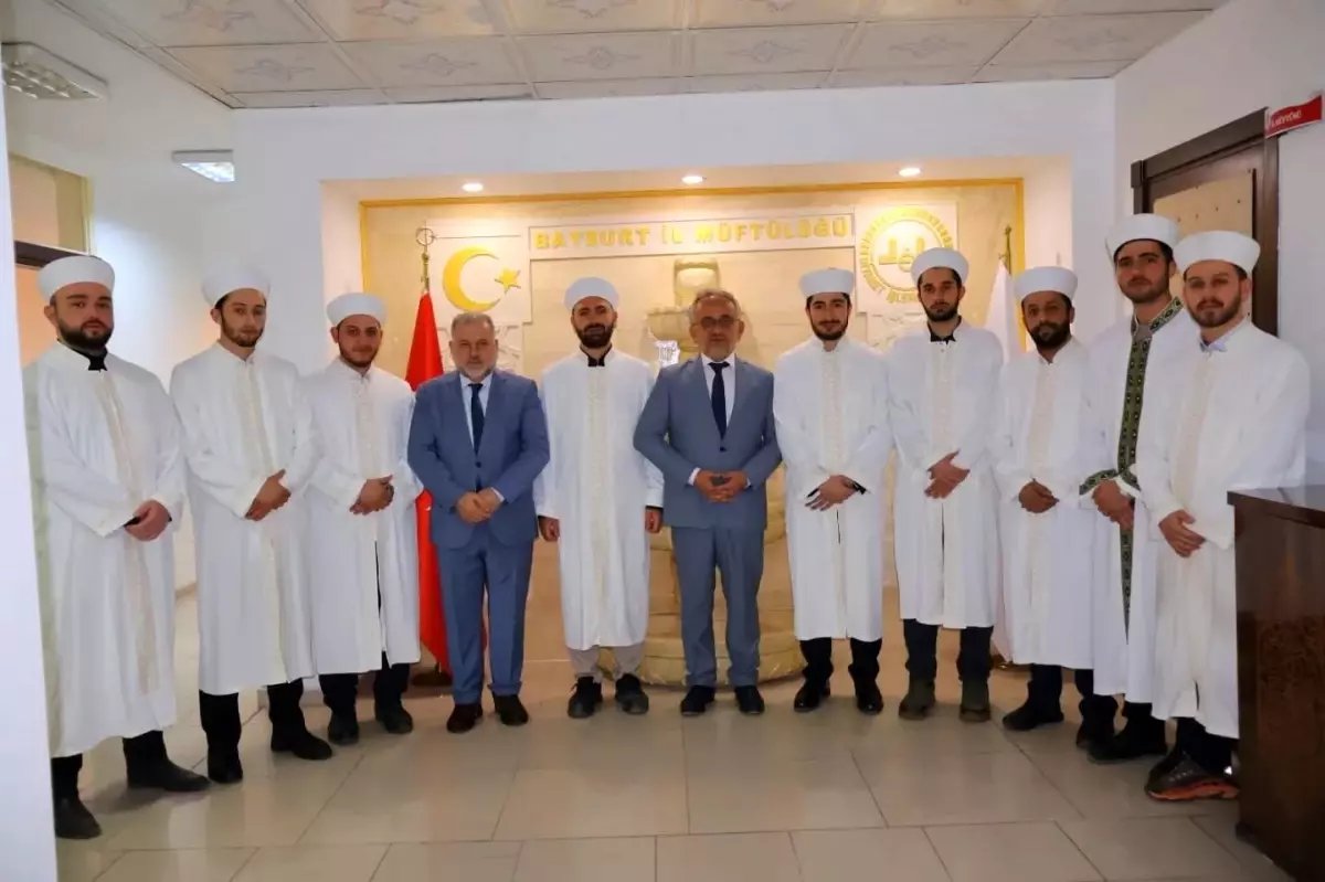 Bayburt'ta göreve başlayan imam hatiplere cübbe töreni