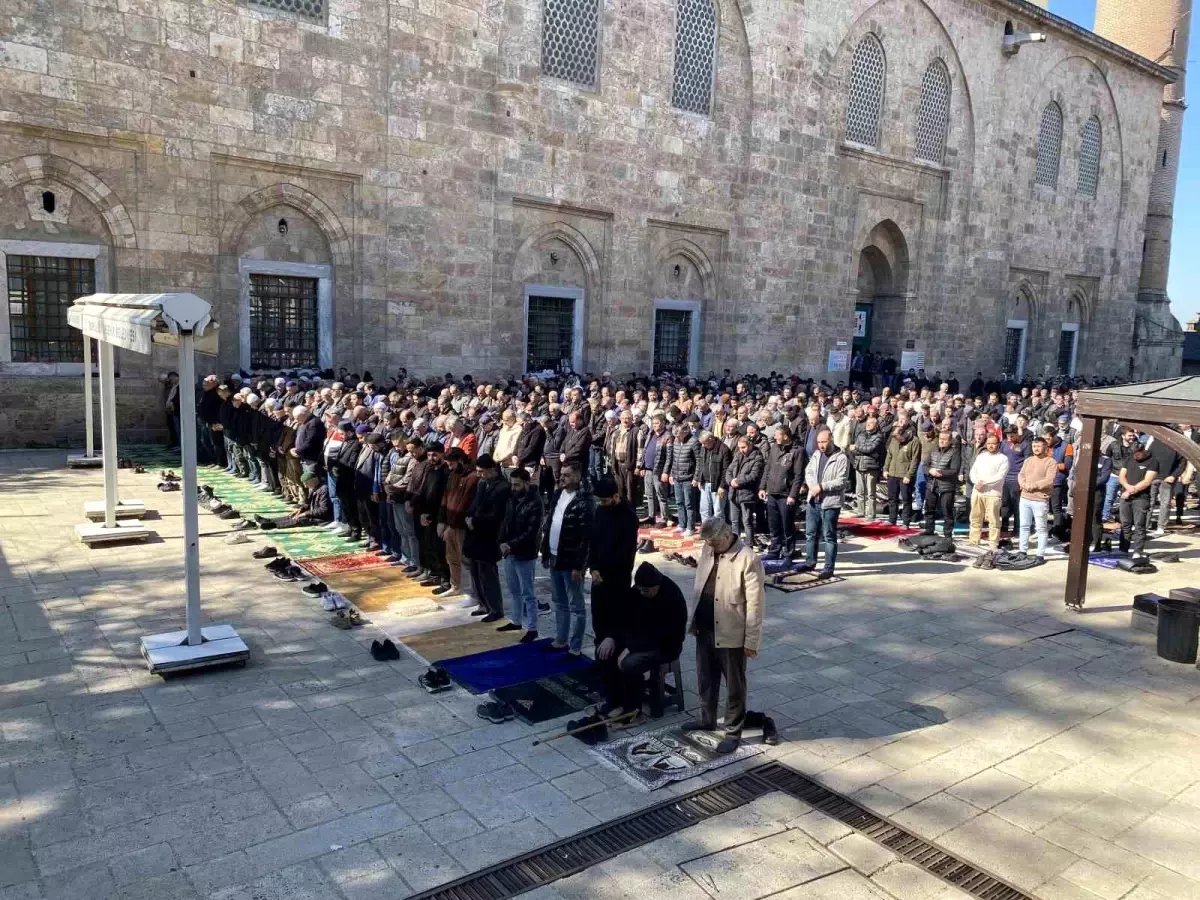Ramazan'ın ilk Cuma'sı Ulucami doldu taştı