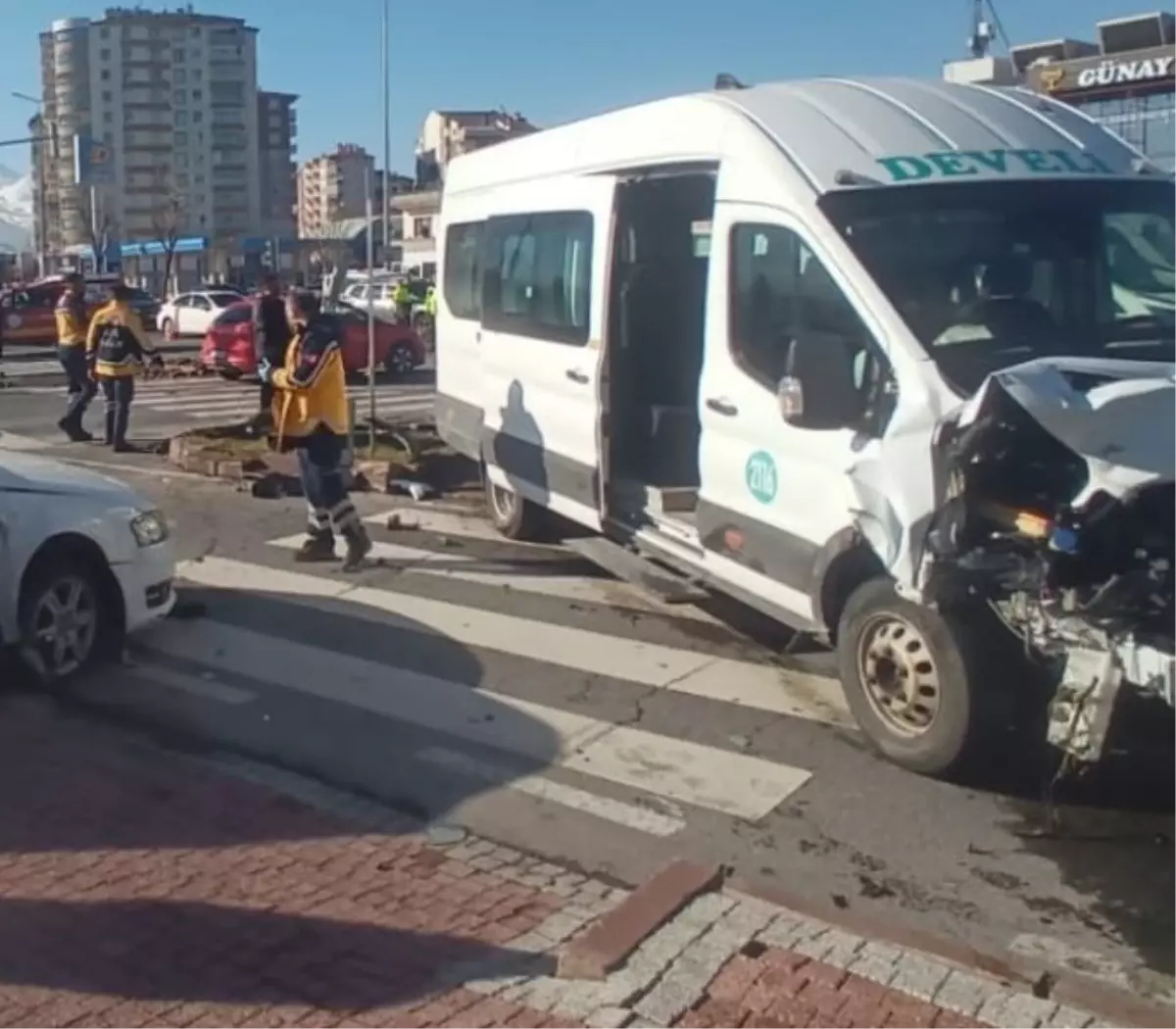 Kayseri'de otomobil ile minibüs çarpıştı: 14 yaralı