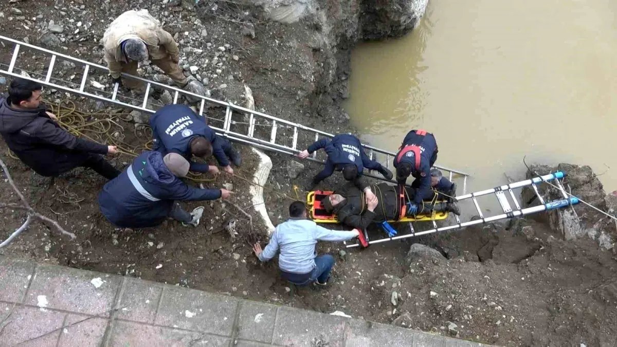 Bisikletiyle ırmağa düşen vatandaş kurtarıldı