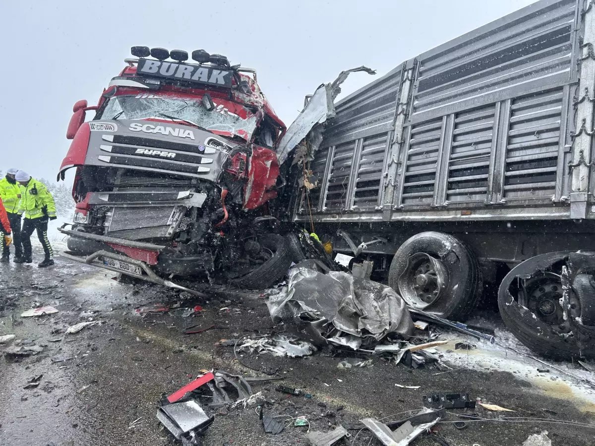 Sivas'ta 2 TIR çarpıştı: 1 ölü, 2 yaralı