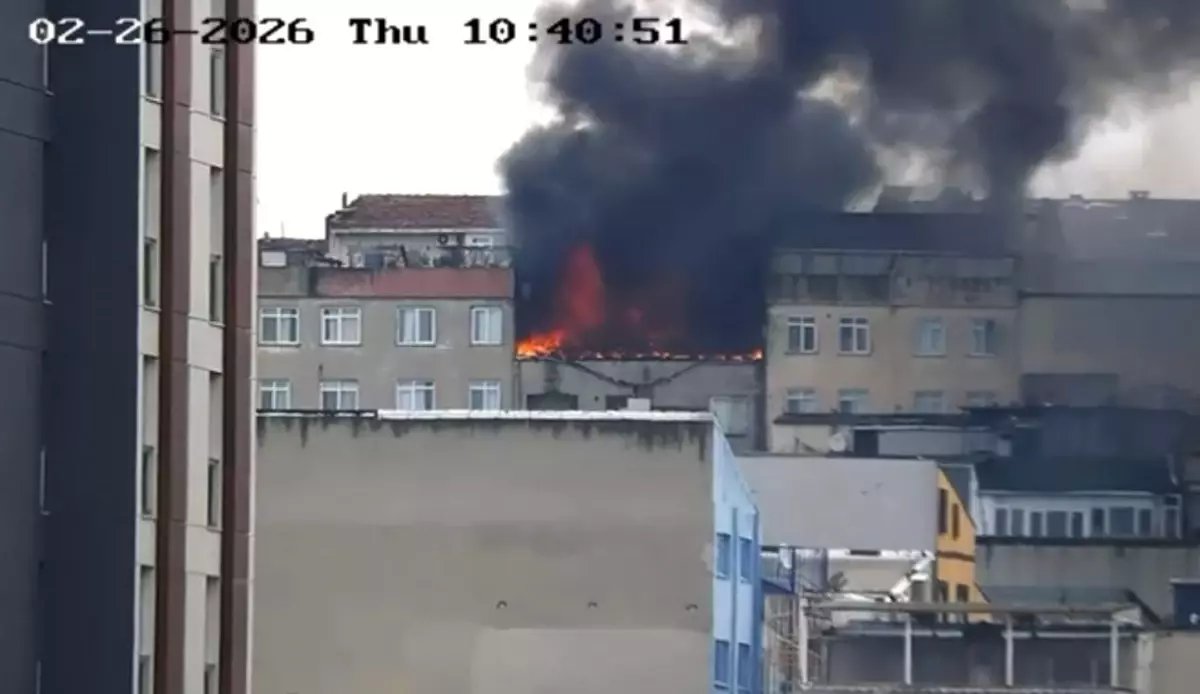 Zeytinburnu'nda 6 katlı binadan alevler yükseldi