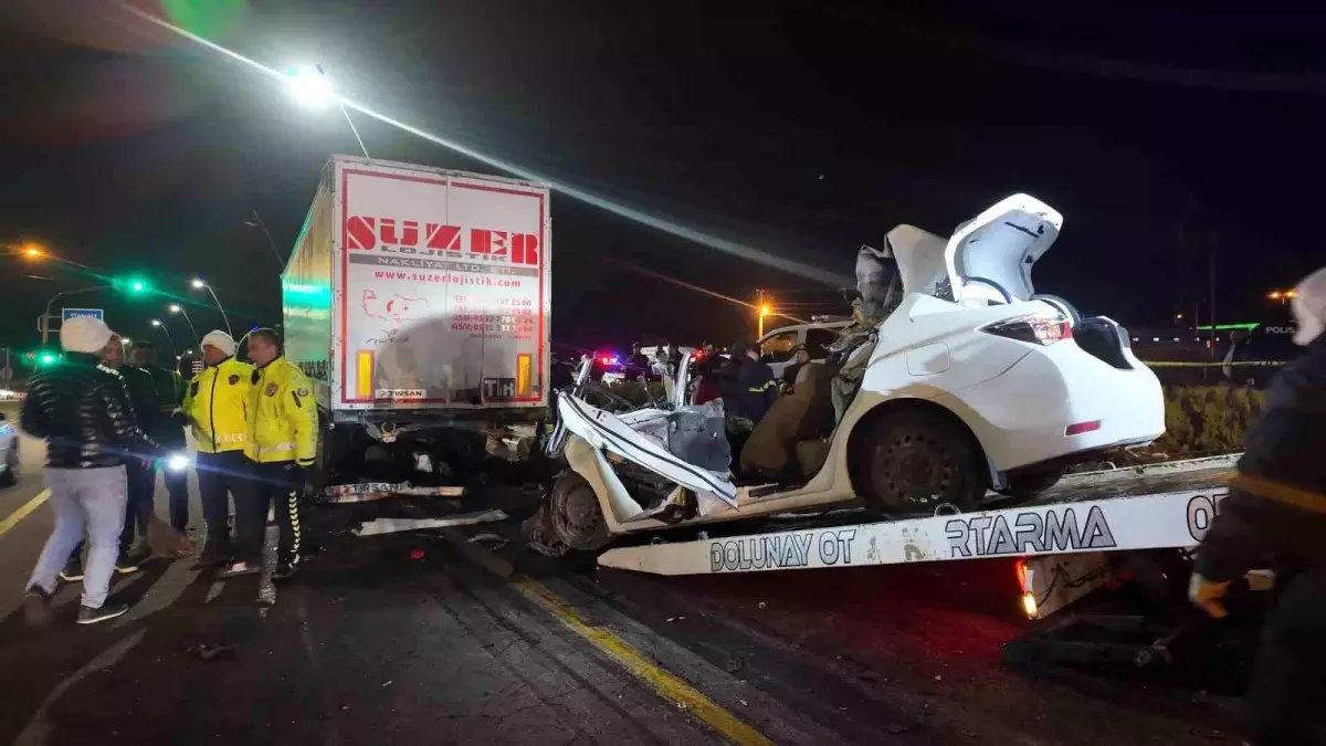 Niğde'de feci kaza: Tıra çarpan otomobilin sürücüsü hayatını kaybetti