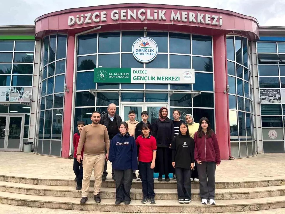 Ortaokul öğrencileri gençlik merkezinde
