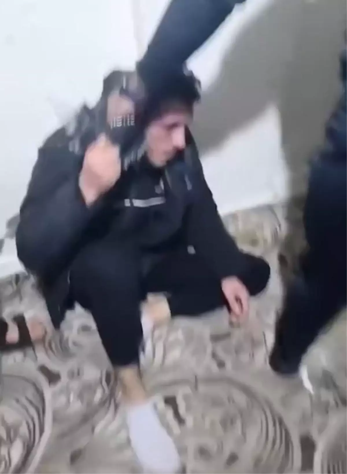 1 kişiyi darbedip görüntülerini paylaştılar; inceleme başlatıldı