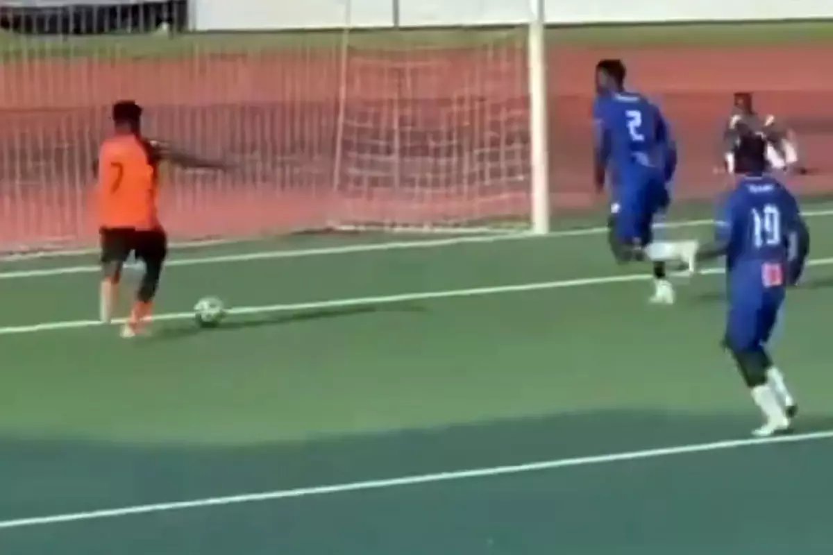 Boş kaleye gol atamayınca kendi takım arkadaşlarından dayak yedi