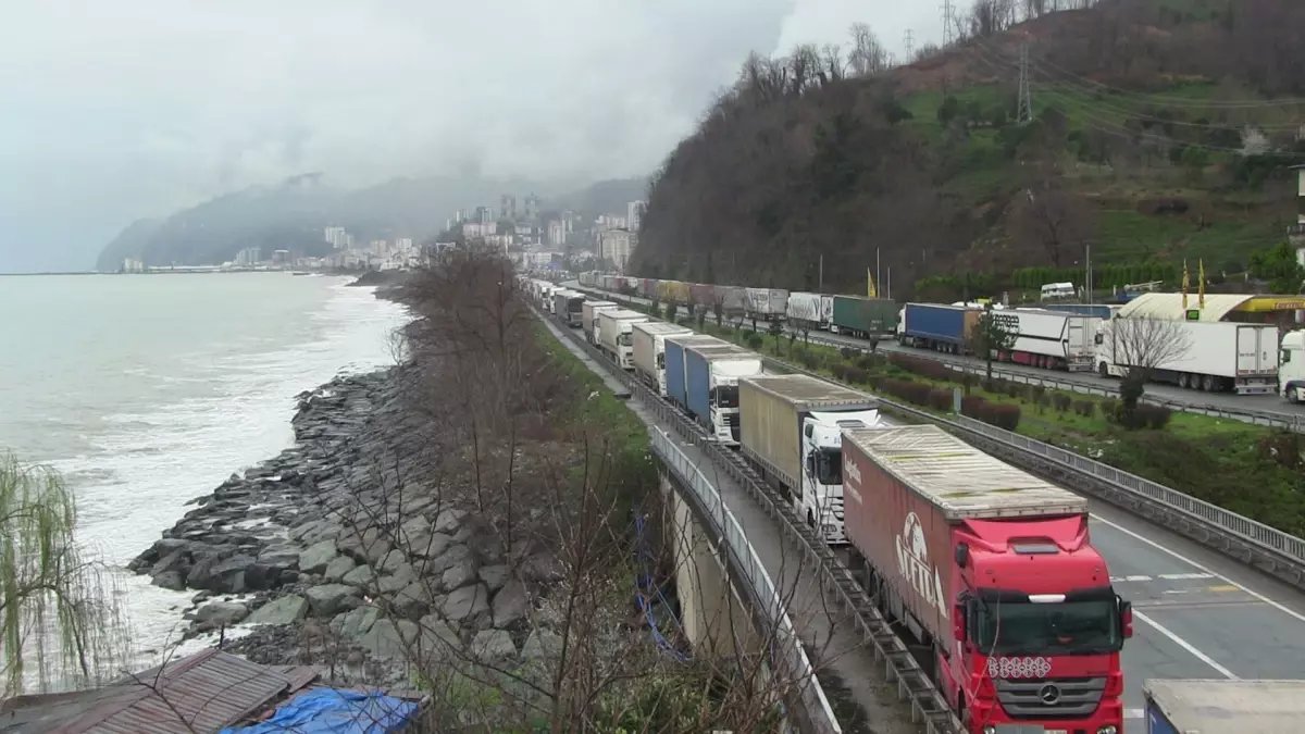 Artvin'de TIR kuyruğunda iftar sofrası kuruldu