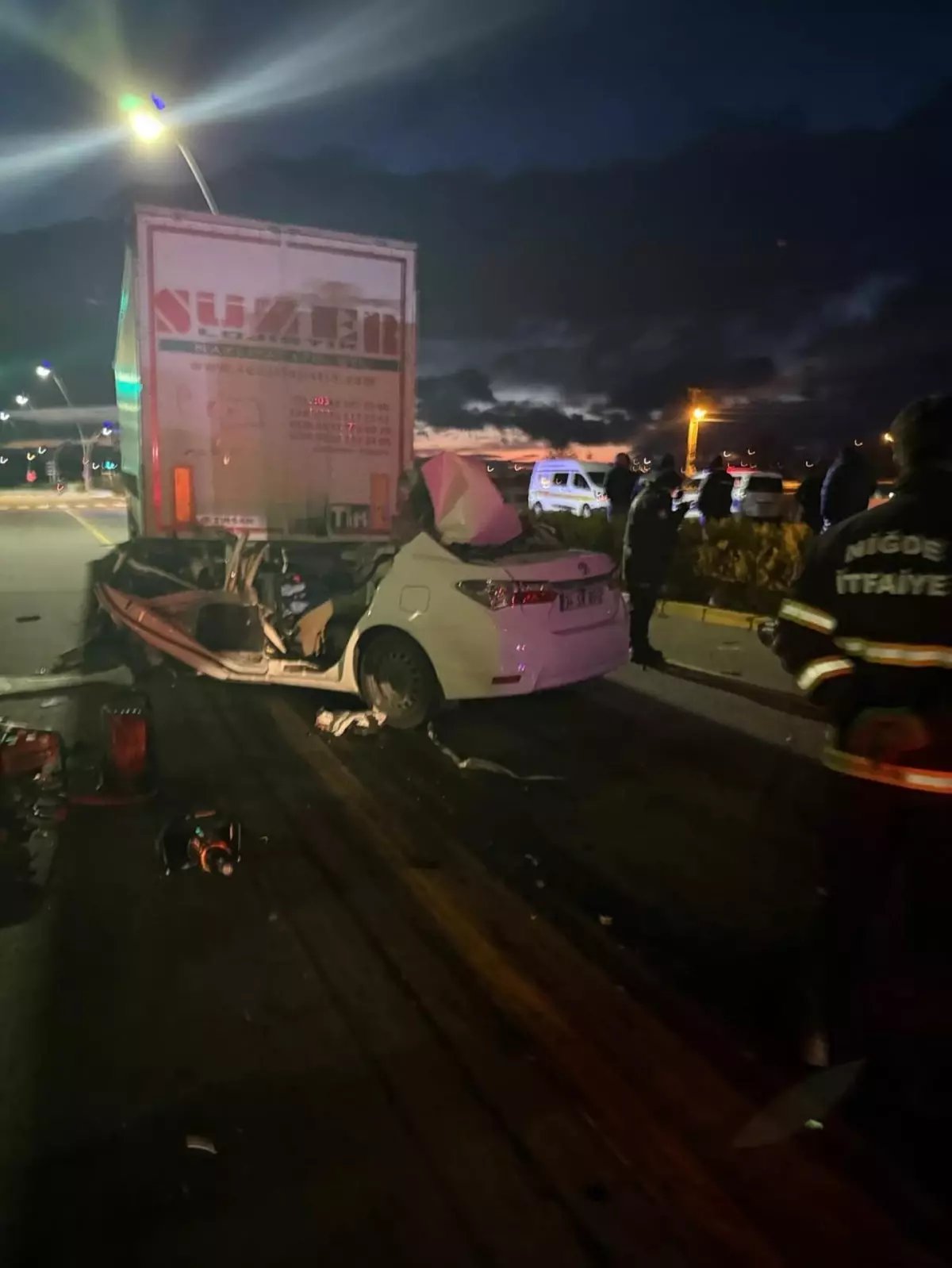 Niğde'de TIR'a arkadan çarpan otomobilin sürücüsü öldü