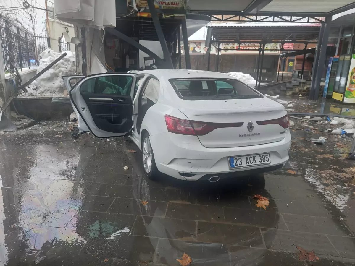 Bingöl'de Yol Kenarındaki Lokantaya Giren Otomobilde 5 Kişi Yaralandı
