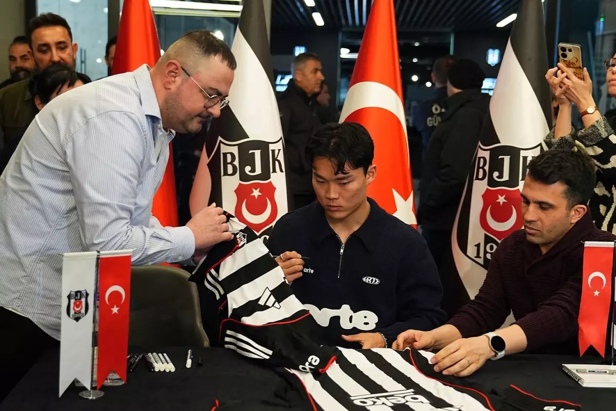 Beşiktaşlı taraftarlar, Hyeon-gyu Oh'un imza gününe akın etti