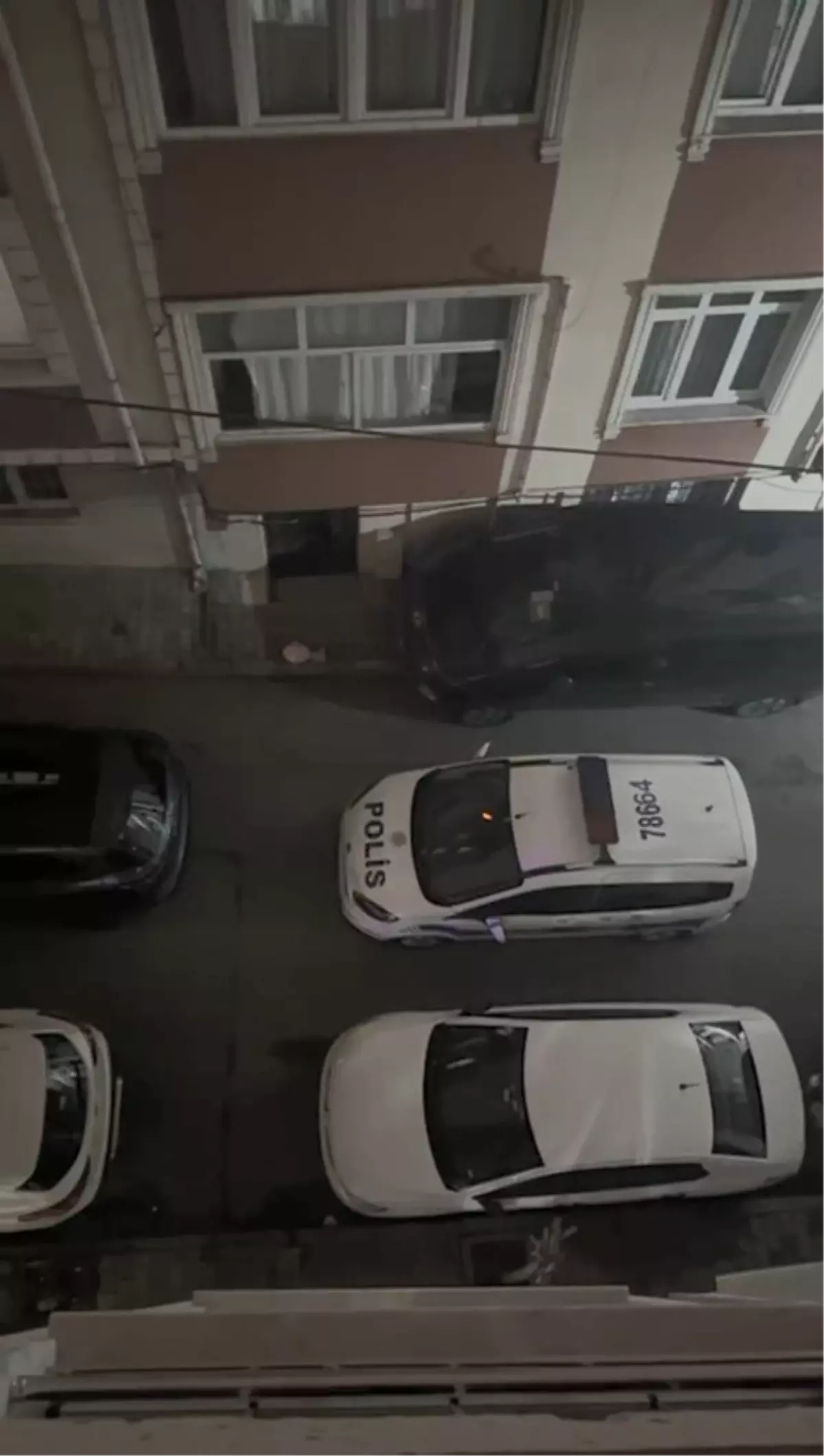 Esenler'de eşine silahla saldırdı; polisleri görünce kendini vurdu