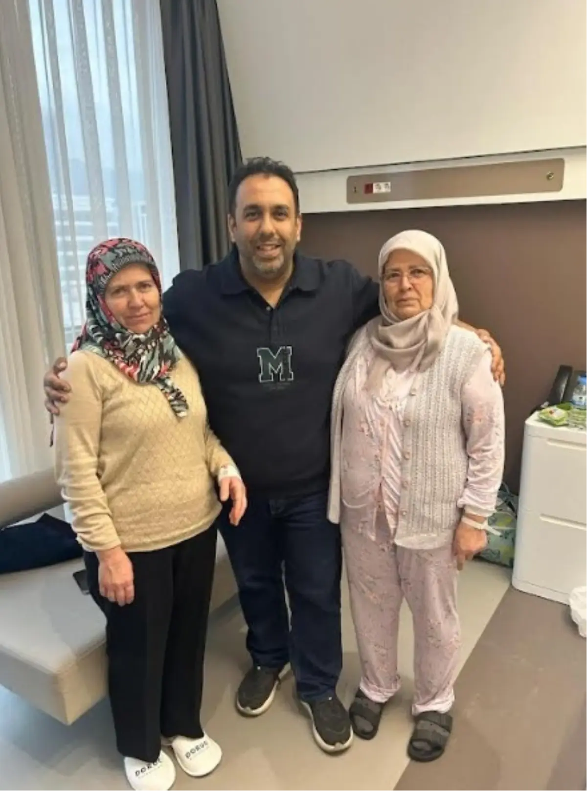 İki kız kardeş aynı gün meme kanserini yendi