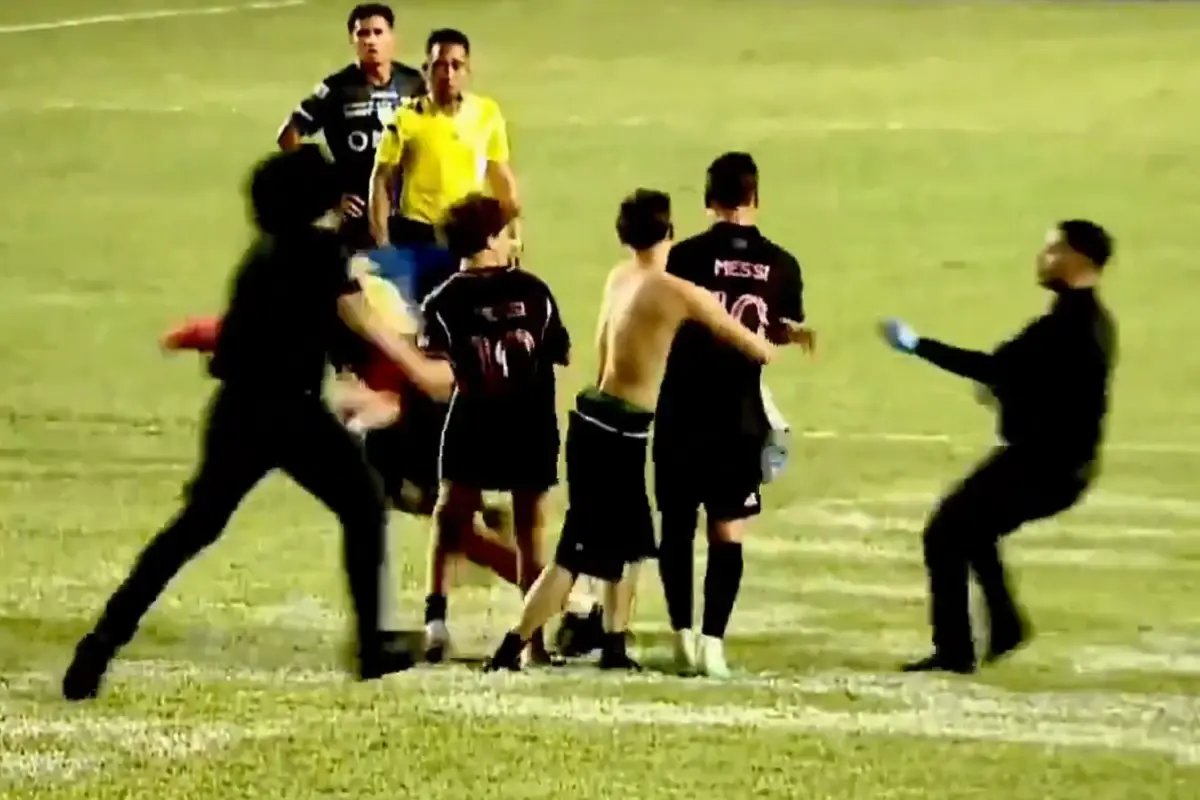 Sahaya giren taraftar Messi'yi yere düşürdü