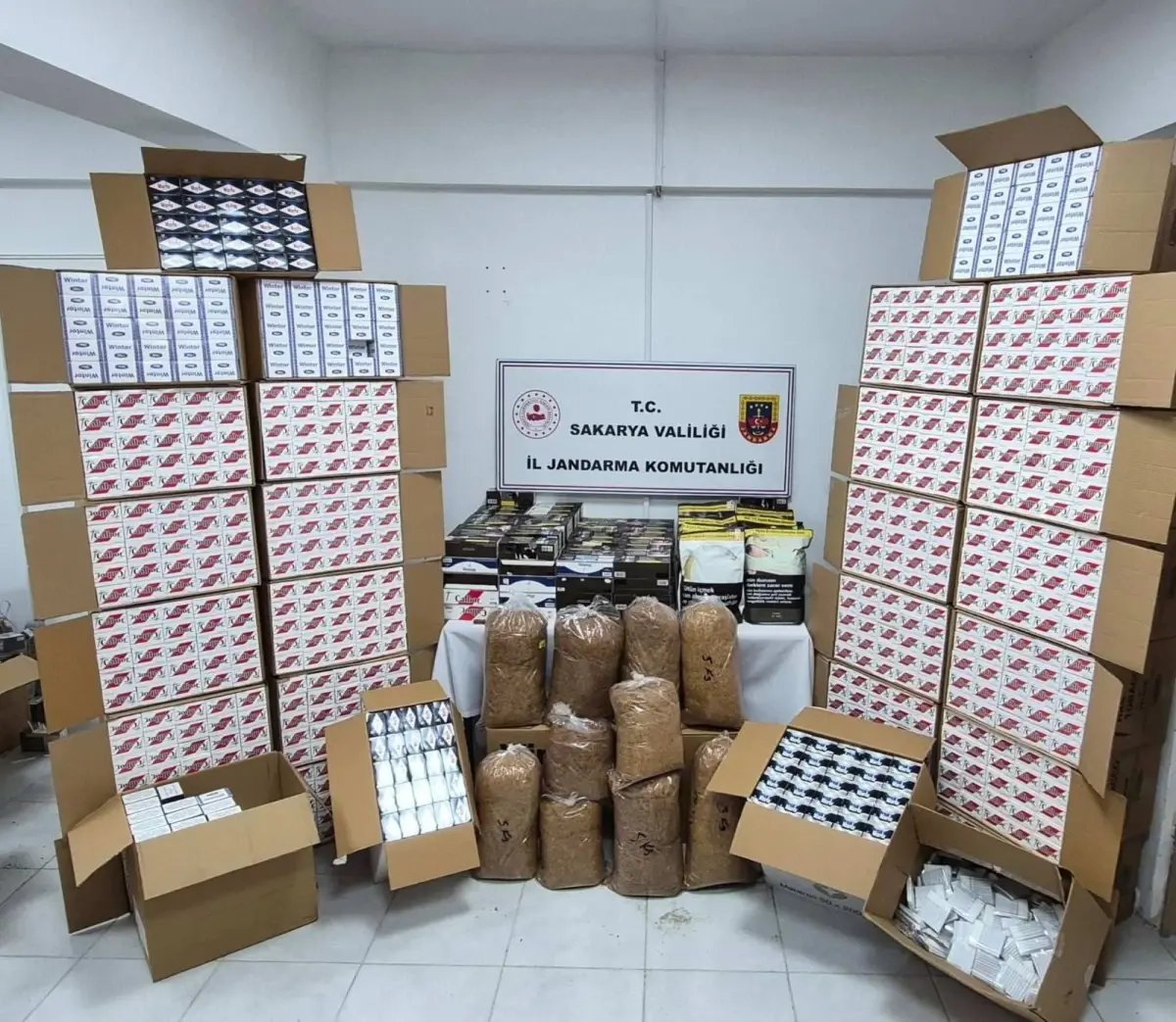 Sakarya'da jandarmadan kaçak tütün baskını: 4 gözaltı