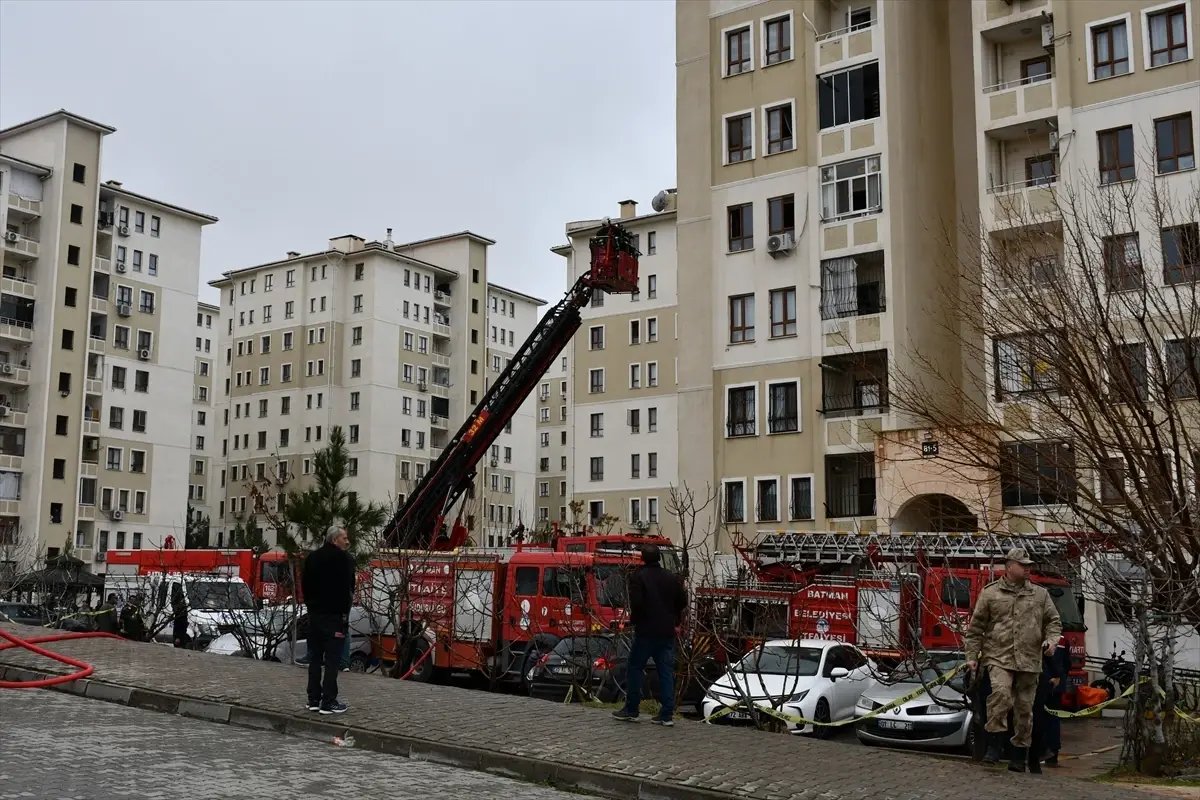 Batman'da 10 katlı binada çıkan yangında 21 kişi dumandan etkilendi