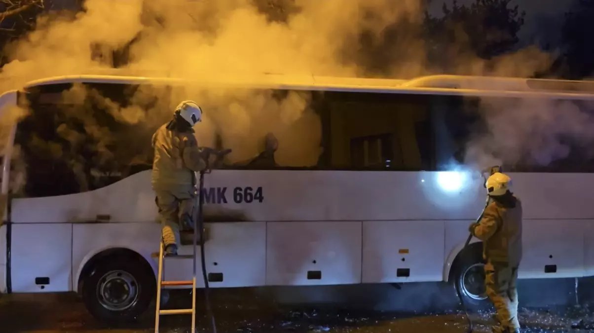 Kadıköy'de Park Halindeki Midibüste Yangın Çıktı