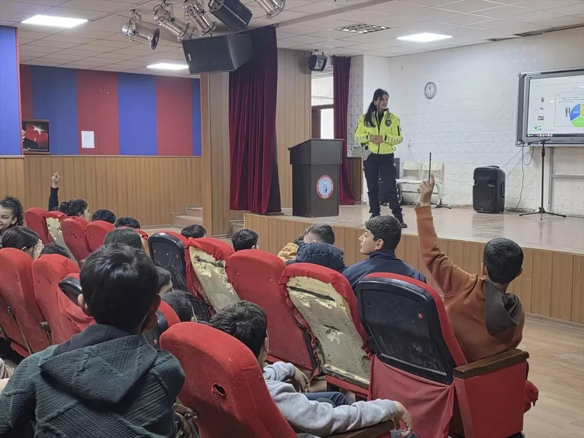 Mardin'de ortaokul öğrencilerine trafik eğitimi verildi