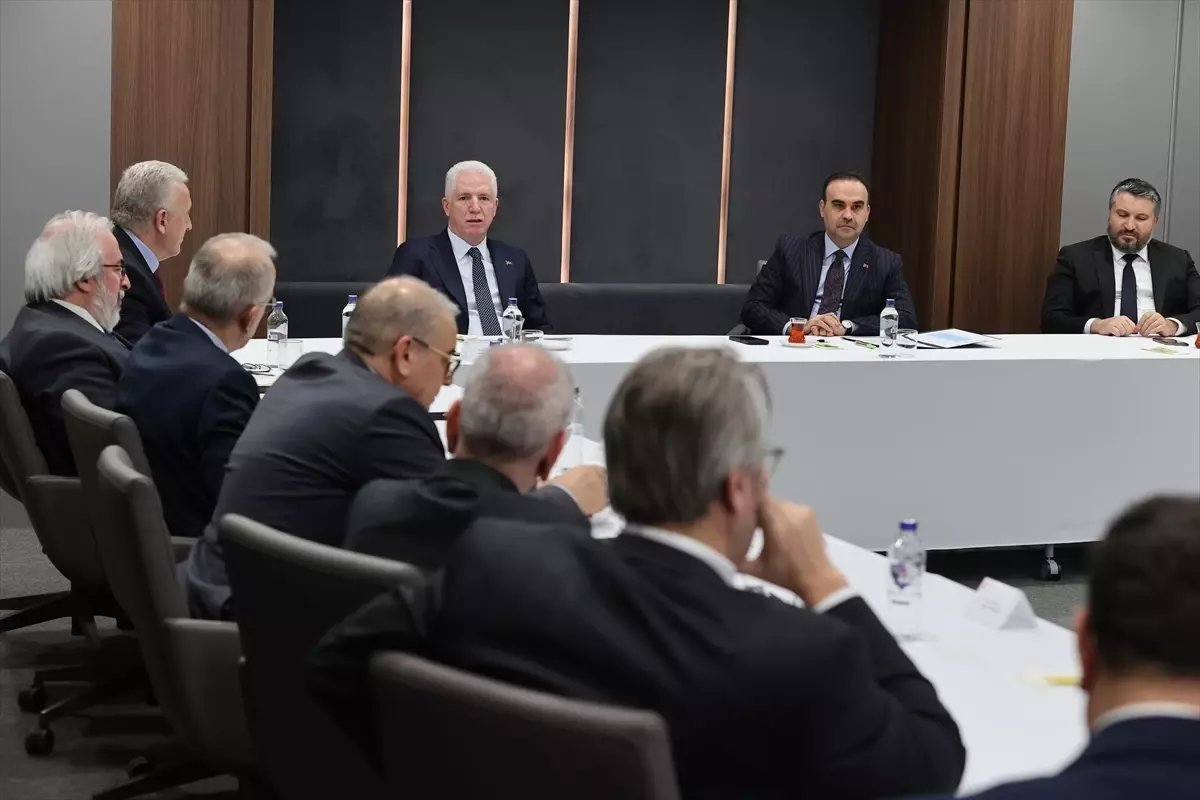 Bakan Kacır, İstanbul'daki organize sanayi bölgelerinin başkanlarıyla bir araya geldi Açıklaması