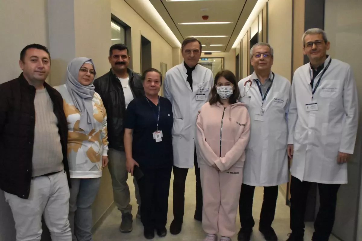 İzmir'de aynı hastalık nedeniyle annesiyle aynı kaderi paylaşan kızına dayısından böbrek nakli yapıldı