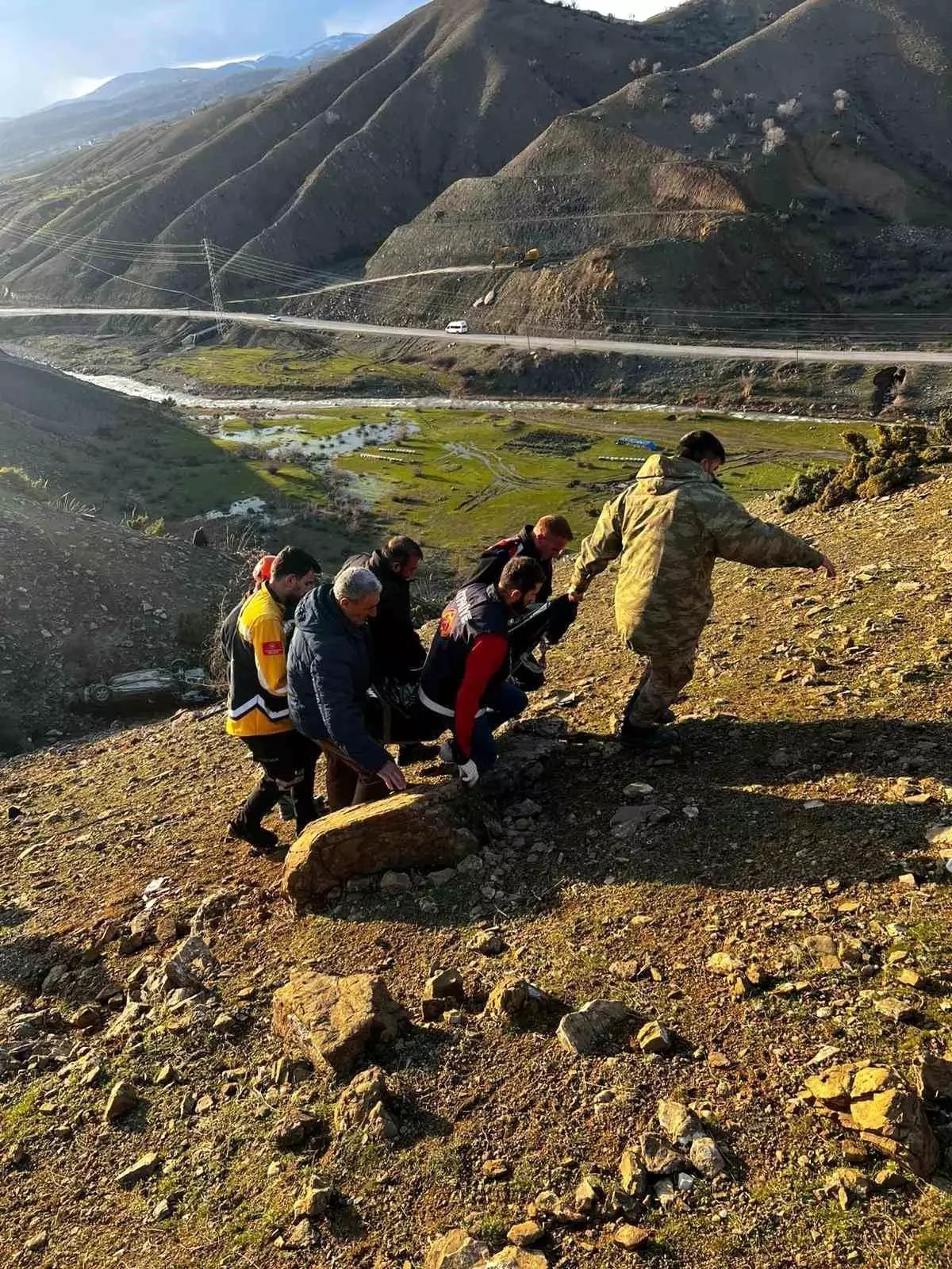 Siirt'te otomobil şarampole yuvarlandı: 1 ölü, 1 yaralı