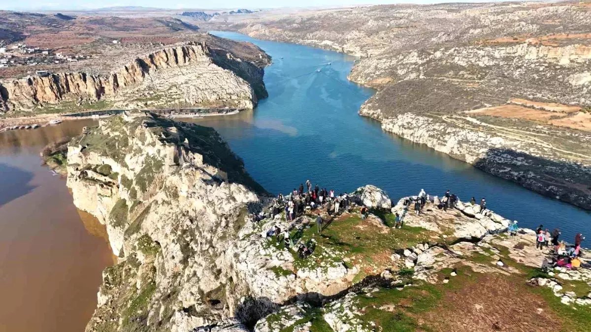 Şanlıurfalı doğaseverler Rumkale'de bağımlılık ve şiddete karşı yürüdü