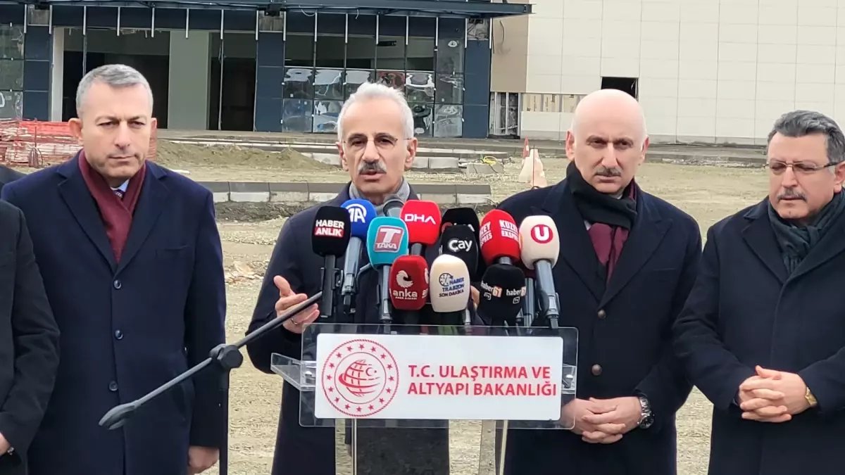 Bakan Uraloğlu: İran, Irak, Suriye, Lübnan ve Ürdün'e olan bütün uçuşları 2 Mart'a kadar iptal ettik