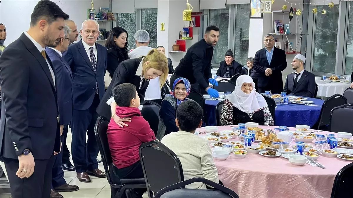 Ladik'te huzurevinde iftar programı düzenlendi