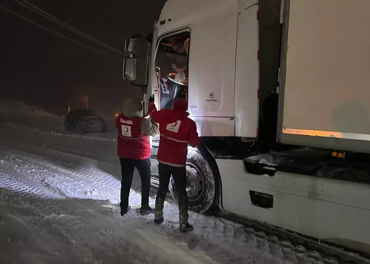 Tokat-Sivas kara yolunda kar nedeniyle yolda kalanlara AFAD ve Kızılay kumanya dağıttı