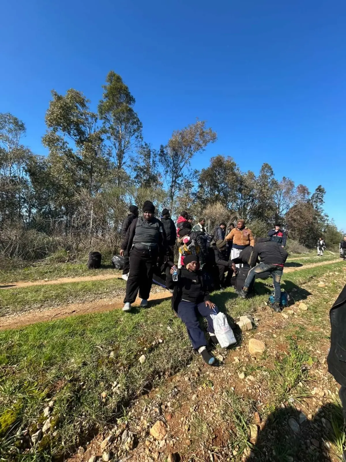 Kaçak göçmenleri 'dağın arkası İstanbul' diyerek, araziye bırakmışlar