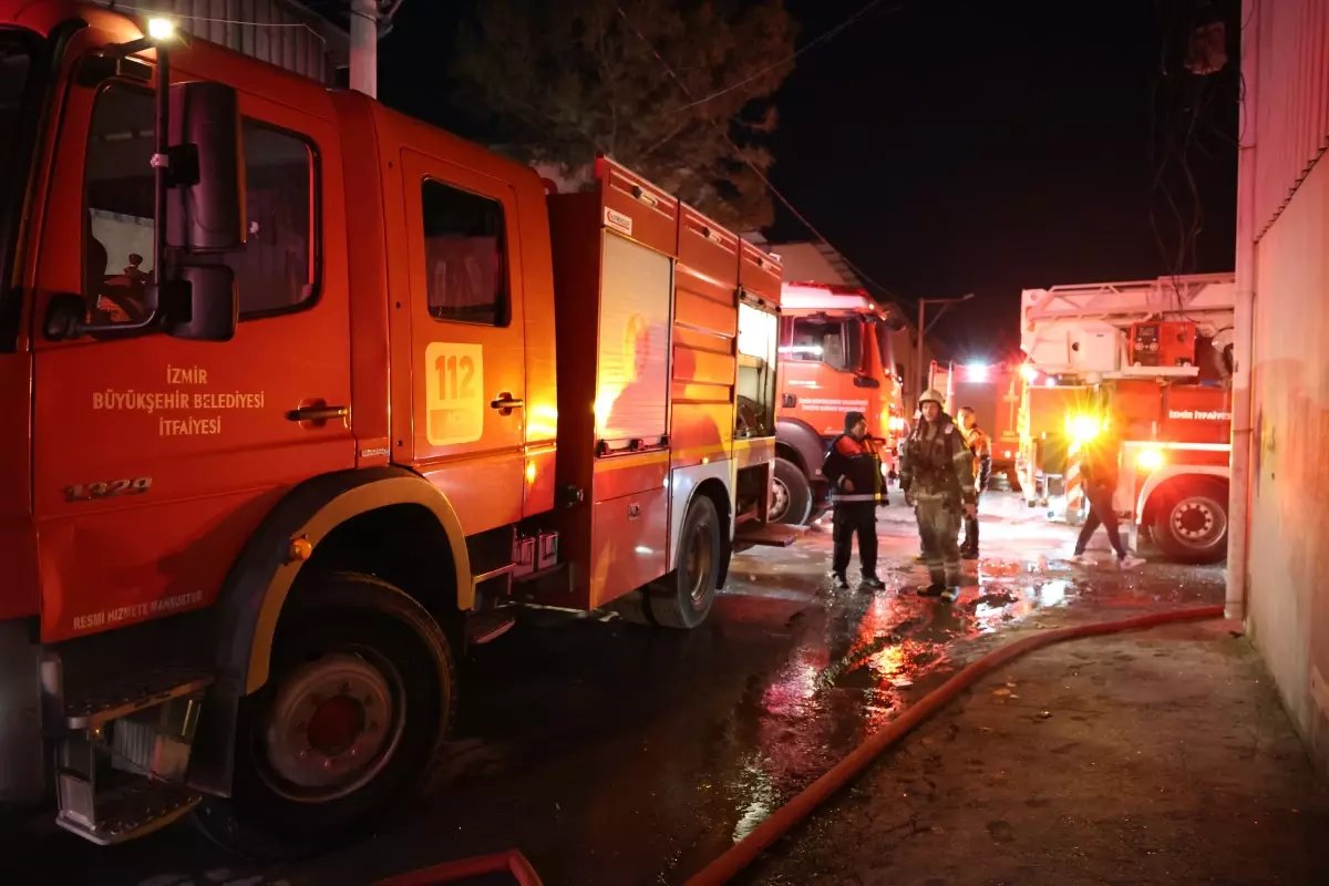 İzmir'de mobilya atölyesinde çıkan yangın, depoya ve iş yerlerine sıçradı
