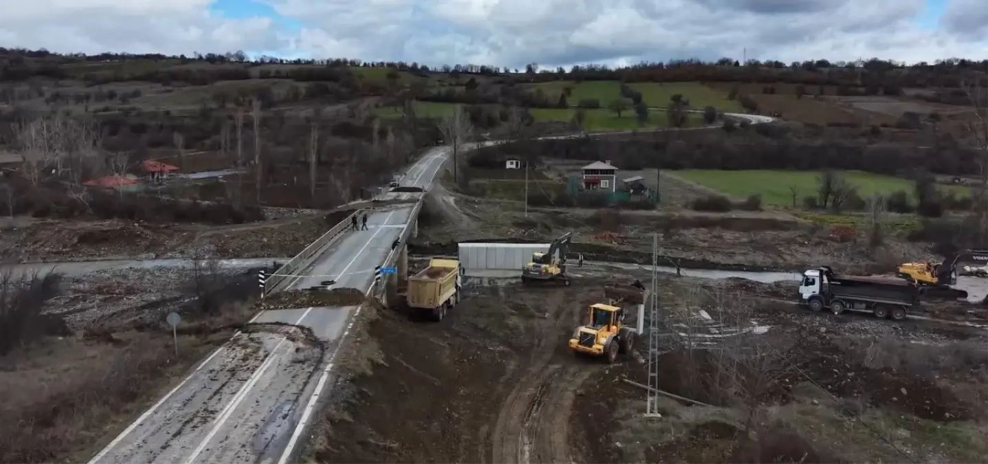 Çomu çayı köprüsü ulaşıma kapatıldı, ekiplerin geçici köprü için yoğun mesaisi dronla görüntülendi