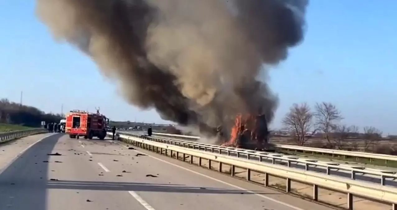 Edirne'de domates yüklü tır alev alev yandı