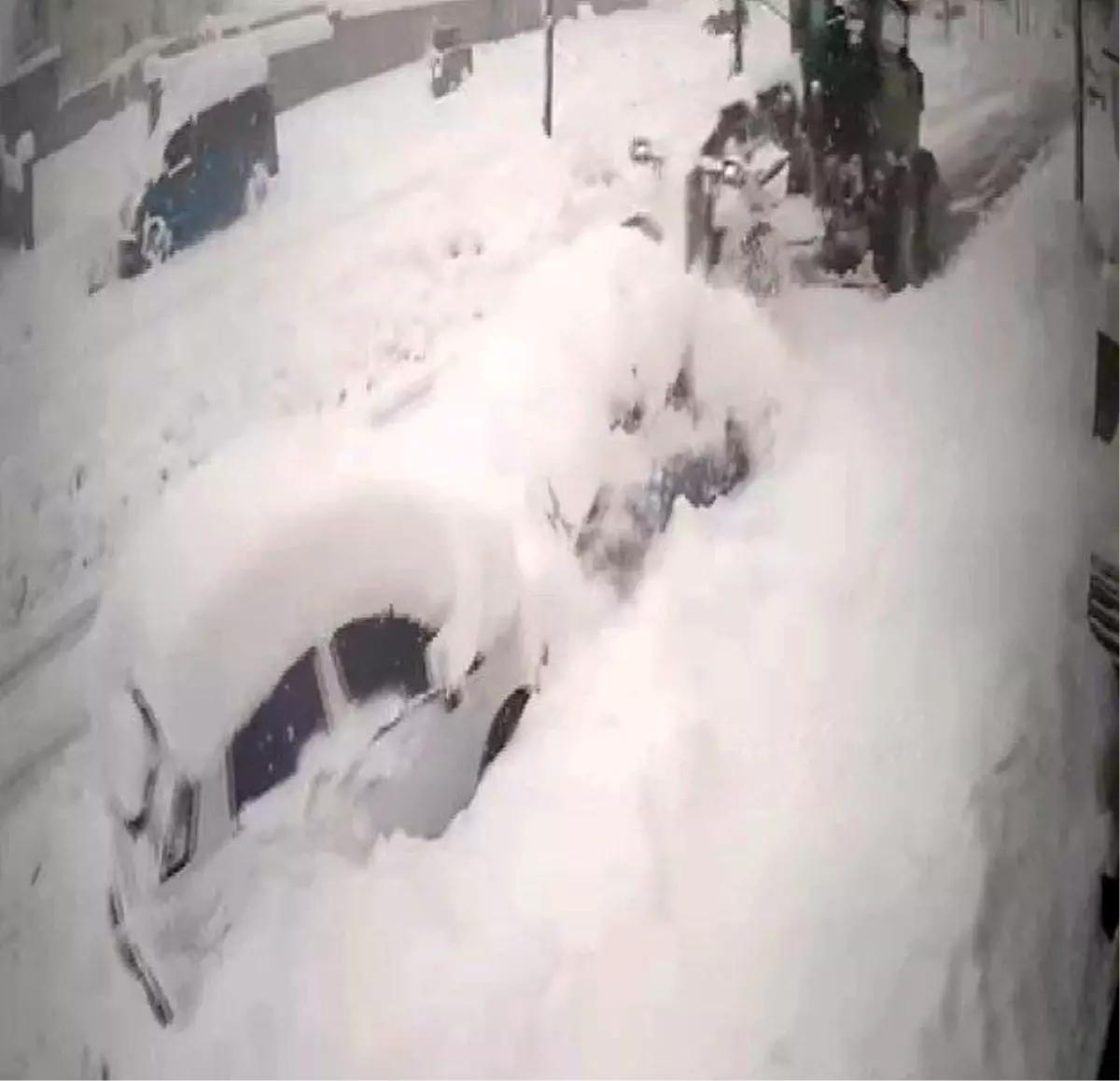 Yoldaki karı temizleyen iş makinası kardan kaybolan otomobile çarptı