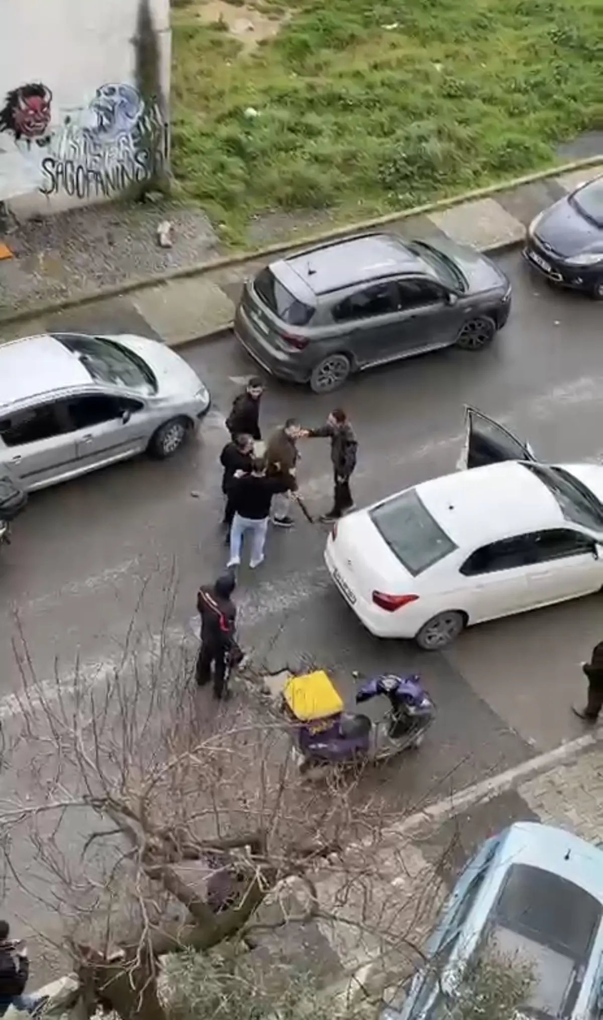 Ataşehir'de 3 kişi bir kişiye sopayla saldırdı; ayıranlar da darbedildi