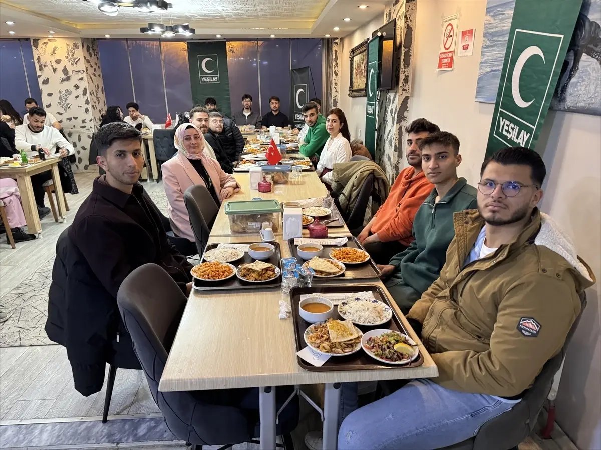 Hakkari'de Yeşilay gönüllüleri iftarda buluştu