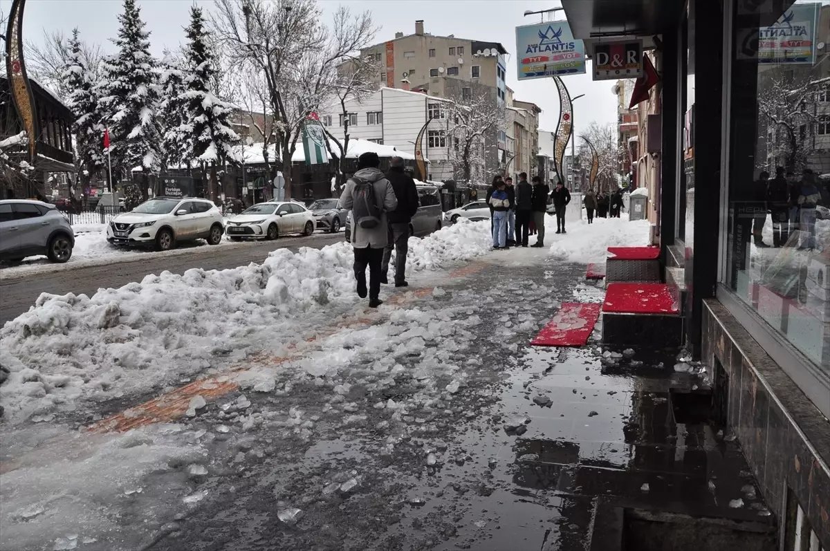 Kars'ta başına buz sarkıtı düşen kız çocuğu yaralandı