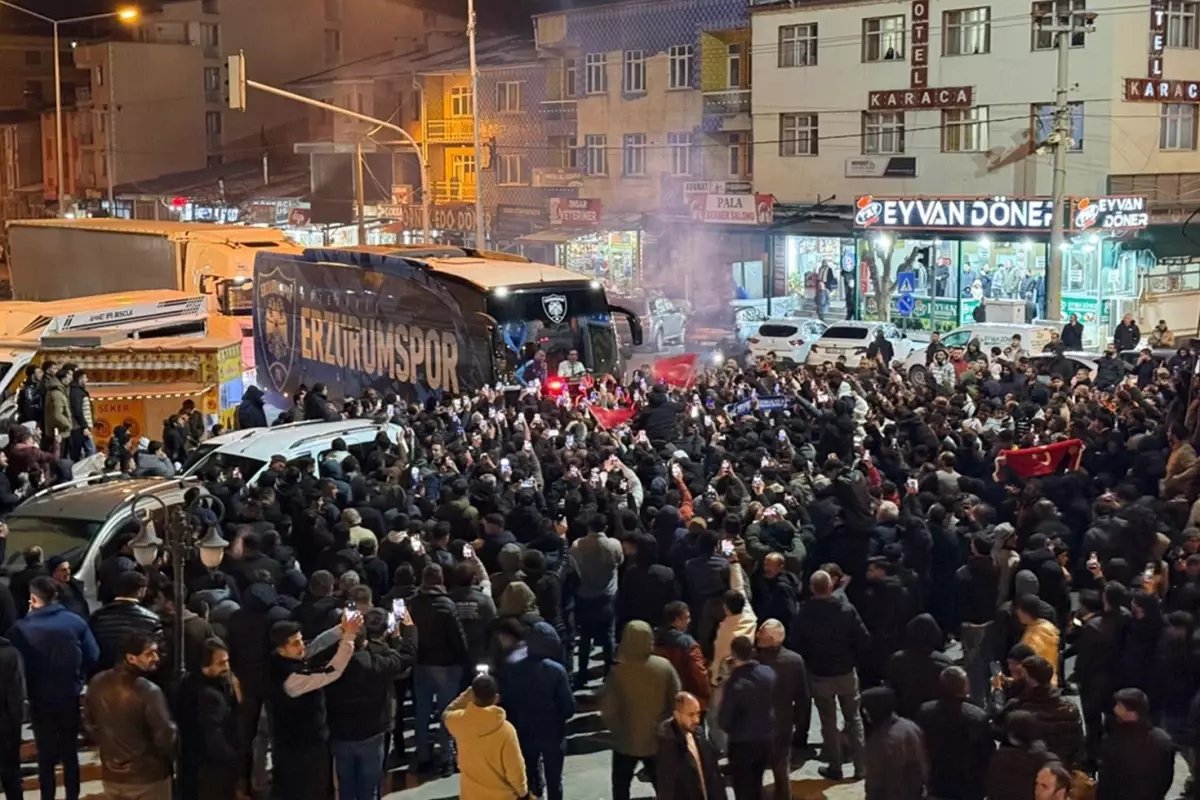 Gözünü Süper Lig'e diken lider Erzurumspor FK, kentte şampiyonlar gibi karşılandı