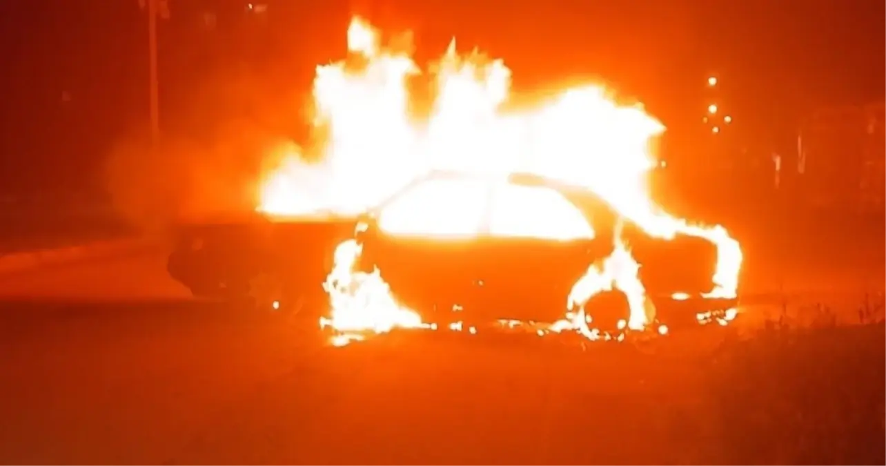 Hatay'da seyir halindeki otomobil yandı