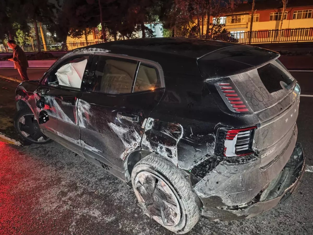 Takla atan otomobildeki 2 kişi yaralandı