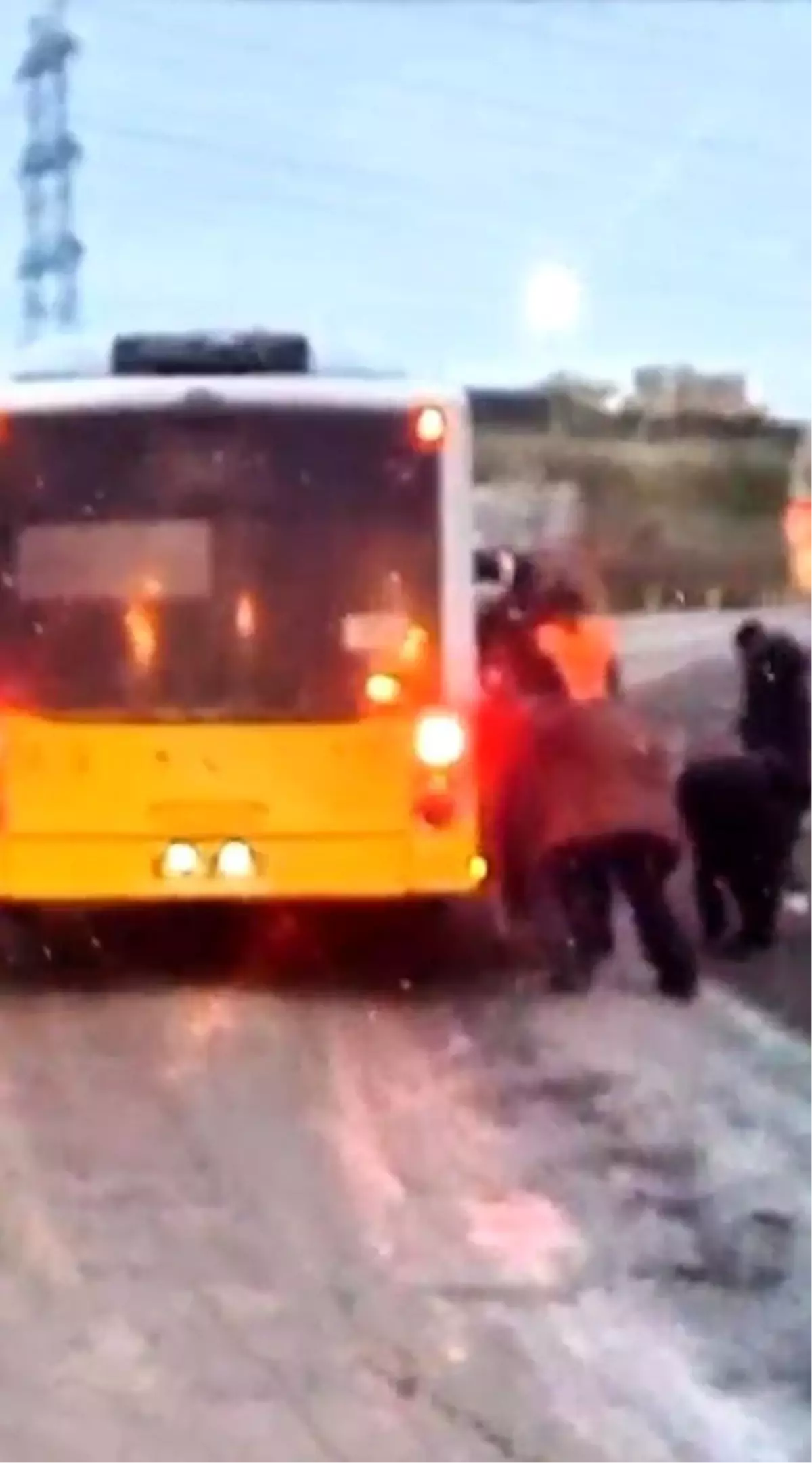 Arnavutköy'de çamurlu yolda ilerleyemeyen İETT otobüsünü vatandaşlar itti