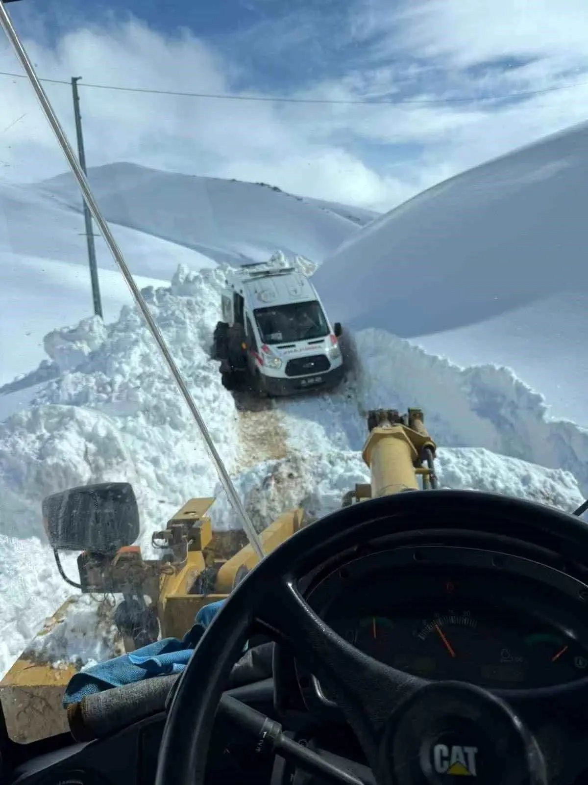 Ağrı'da 2 metrelik karda zamanla yarış: Mahsur kalan hasta kurtarıldı