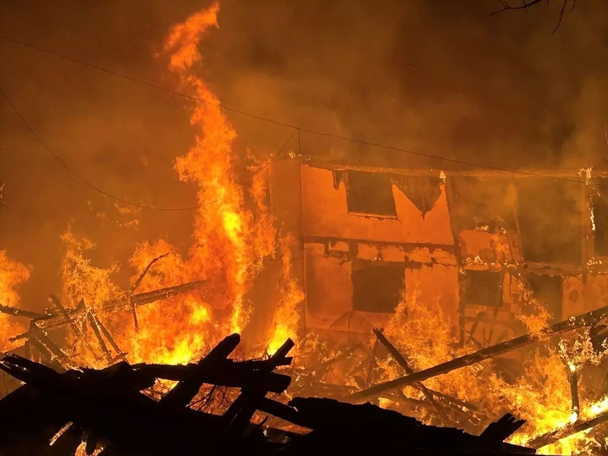 Karabük'te 2 katlı ahşap ev ve odunluk yandı