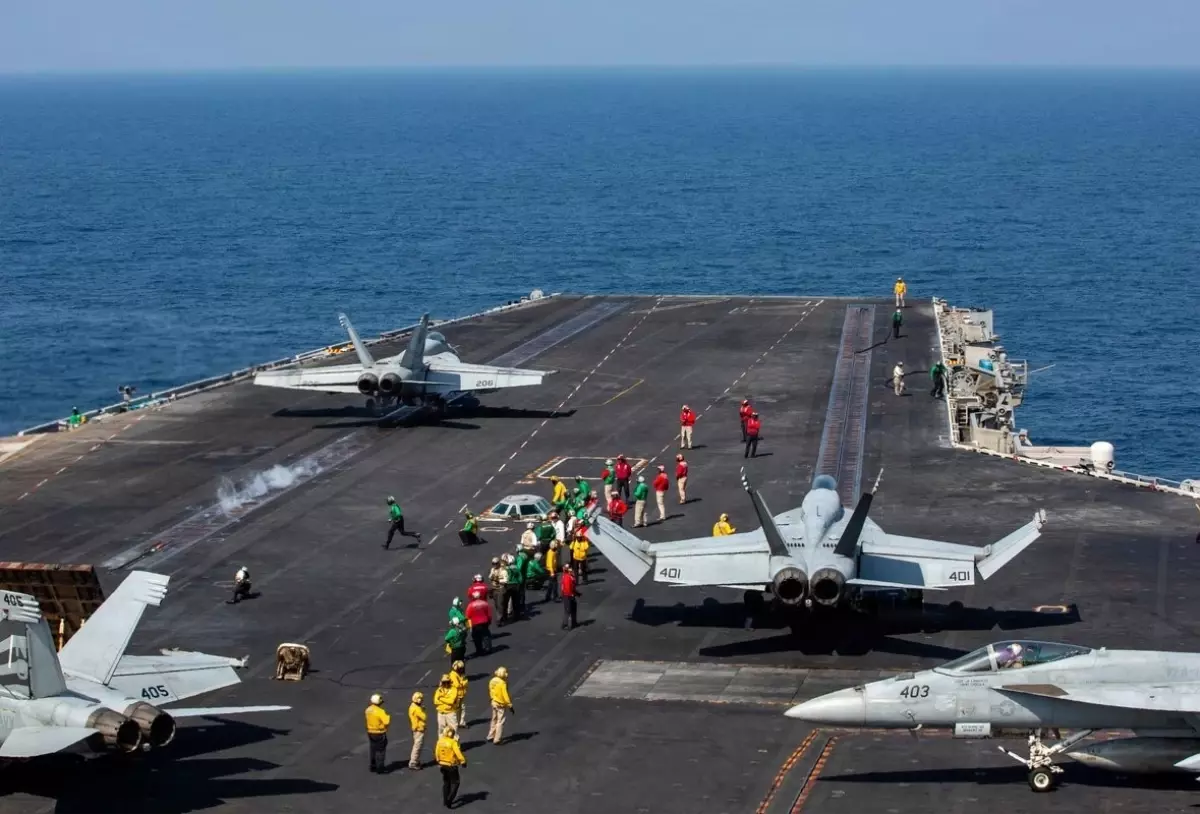 ABD: USS Abraham Lincoln uçak gemisi vurulmadı