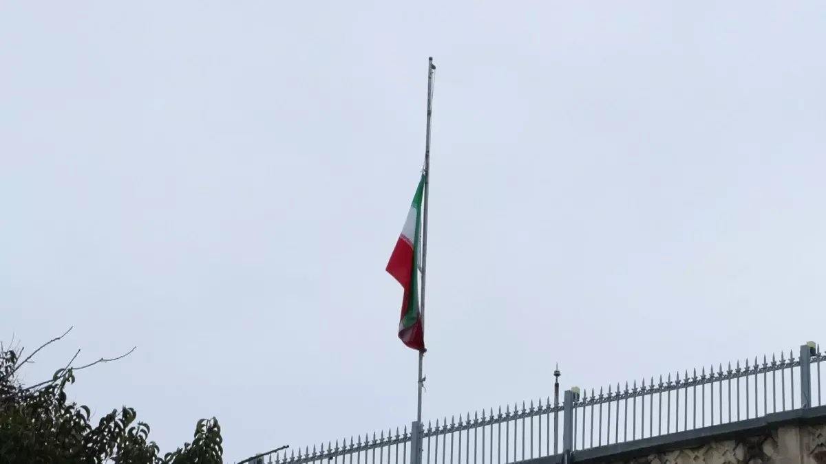 İstanbul'daki İran Başkonsolosluğu'nda bayraklar yarıya indirildi