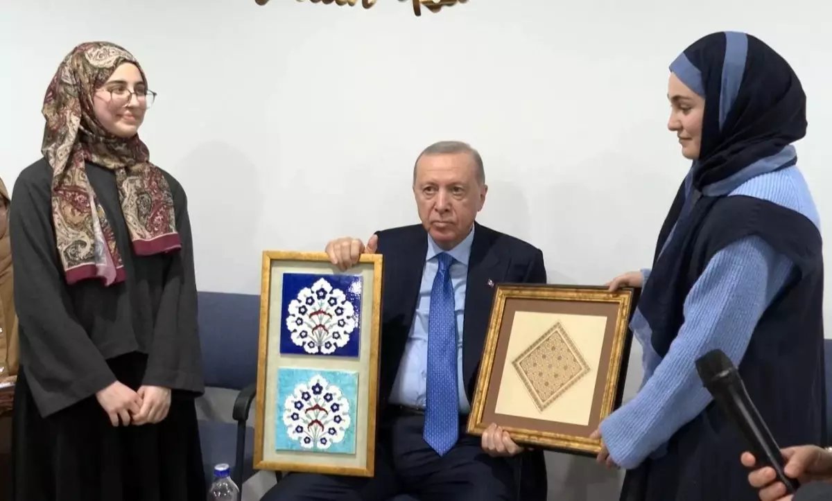 Cumhurbaşkanı Erdoğan, Marmara Üniversitesi İlahiyat Fakültesi Öğrencilerini Ziyaret Etti