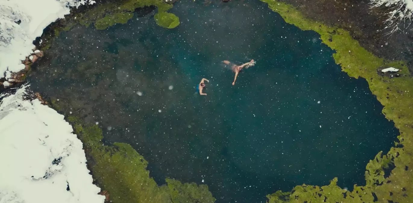 Erzincan'da eksi 5 derecede mineralli gölde yüzdüler