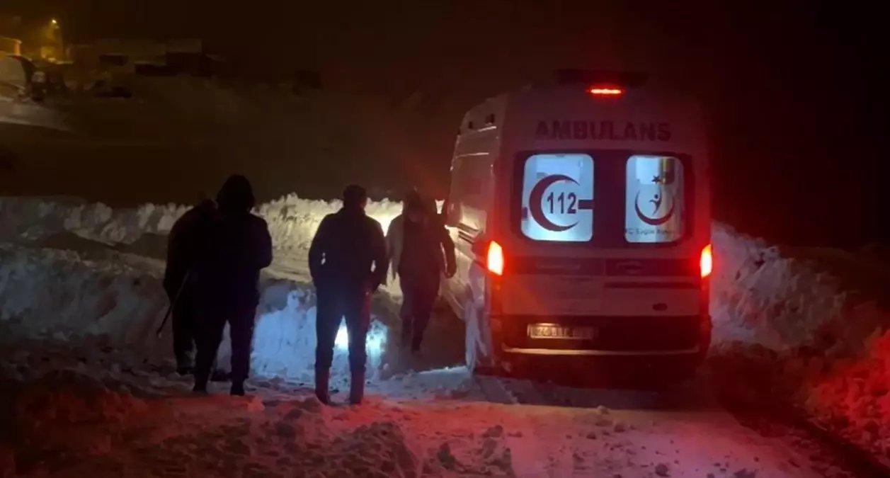 Erzincan'da kardan kapanan köy yolunda zamanla yarış