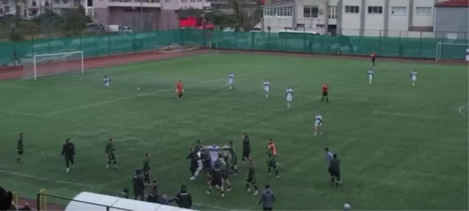 Artvin'de amatör maçta tekmeli yumruklu kavga kamerada