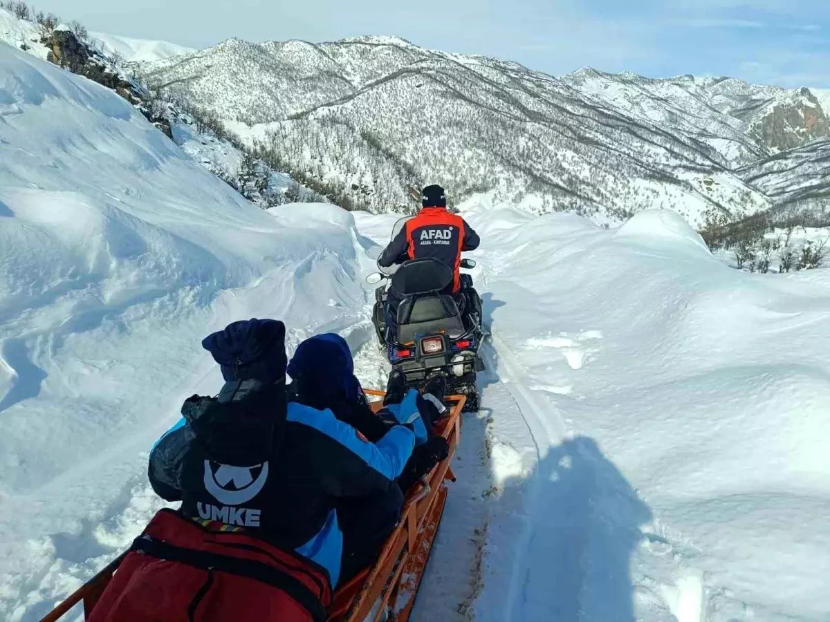 Ovacık'ta karla mücadelede zamanla yarış: 2 hastaya zorlu şartlarda müdahale