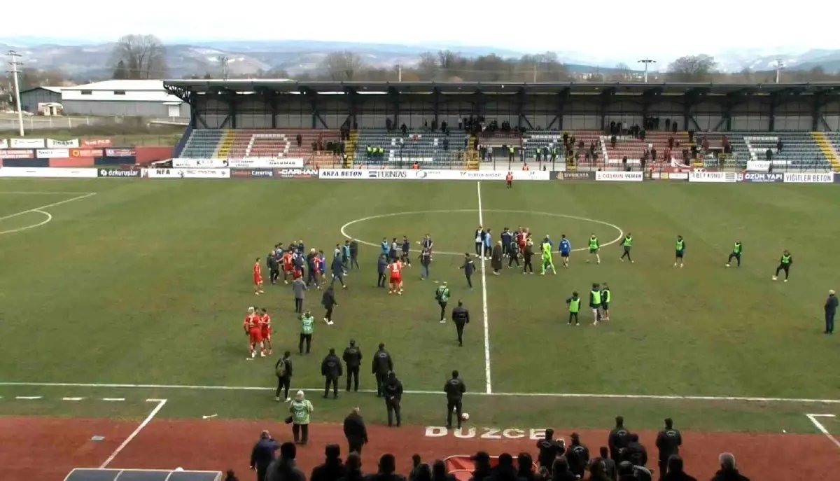 Düzcespor Sebat Gençlikspor maçı sonrası saha karıştı